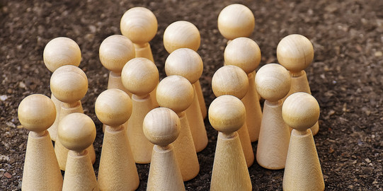 Gruppe von hölzernen Spielfiguren