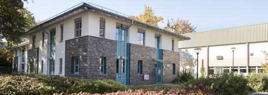 Baroper Straße 283 - Zweistöckiges Gebäude mit grau-weißer Fassade und türkisen Fensterrahmen