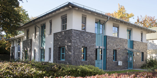 Baroper Straße 283 - Zweistöckiges Gebäude mit grau-weißer Fassade und türkisen Fensterrahmen