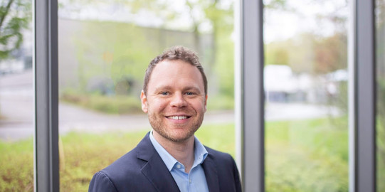 Porträtfoto Dr. Benjamin Brast