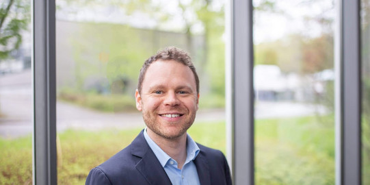 Porträtfoto Dr. Benjamin Brast