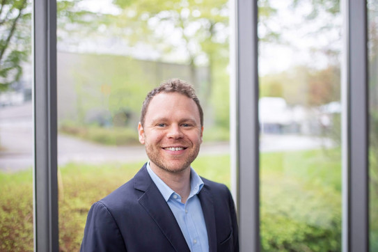 Porträtfoto Dr. Benjamin Brast