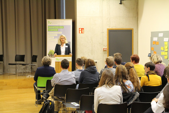 Prof. Insa Melle am Rednerpult vor Publikum bei der Eröffnung des Graduiertenzentrums TU Dortmund