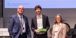 Der Young Academy Forschungspreisträger Dr. Jens Mazei mit Rektor Prof. Manfred Bayer und Prorektorin Forschung Prof. Nele McElvany