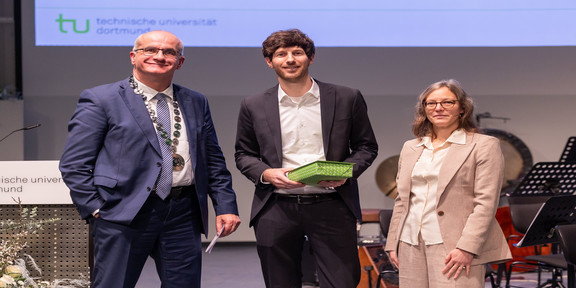 Der Young Academy Forschungspreisträger Dr. Jens Mazei mit Rektor Prof. Manfred Bayer und Prorektorin Forschung Prof. Nele McElvany