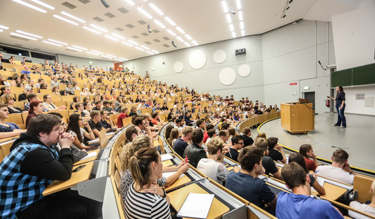 Students sitting in a lecture in the lecture hall.