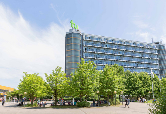 Mathetower mit Bäumen im Sommer