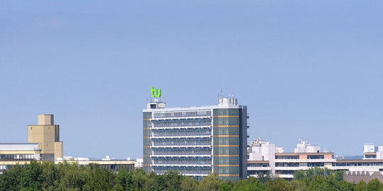 Panorama Campus Nord mit Mathetower und blauem Himmel