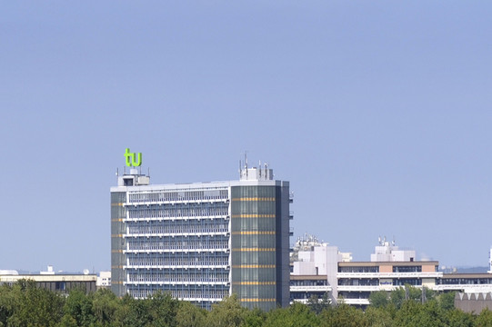 Panorama Campus Nord mit Mathetower und blauem Himmel